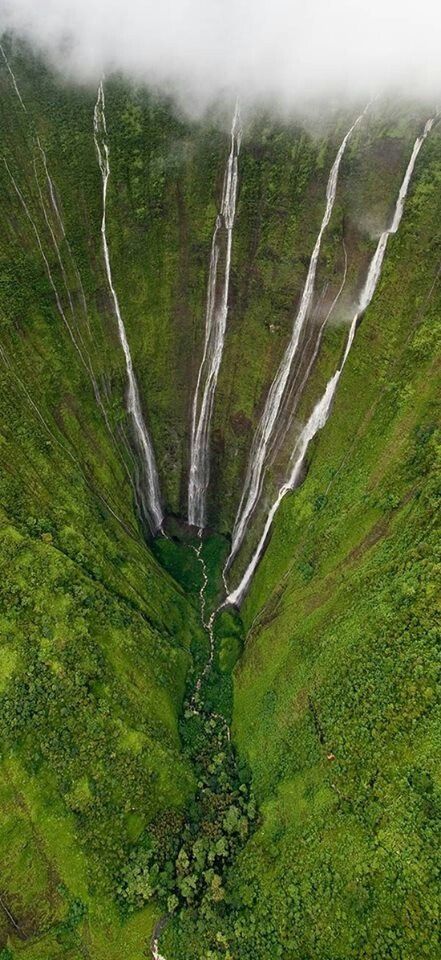 2000 ft. Falls, Hawaii。