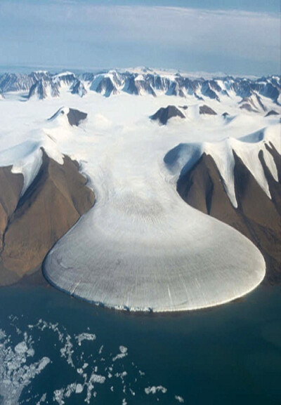 Elephant Foot Glacier, Greenland。位于格陵兰岛东北部的“象足冰川”，两侧的山脉也都有数千英尺高，这块接近圆形的冰面直径达5千米！（瞅着像化掉的奶昔= =）