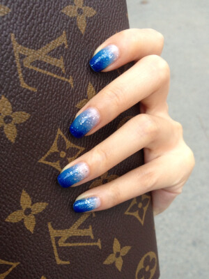 美甲 渐变 宝蓝控