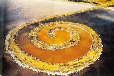 【螺旋形防波堤】犹他州 大地艺术螺旋形防波堤，在大盐湖的北部。这个特殊的雕塑由艺术家罗伯特·史密森于1970年用665吨玄武岩和泥土创造而成，成为“大地艺术”的作品。螺旋长450米，宽4.57米，一直延伸到湖深处。之…