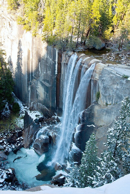 Vernal Falls, Yosemite National Park, California。约塞米蒂国家公园，位于美国加利福尼亚州东部内华达山脉上，以其约塞米蒂山谷闻名于世。公园里有许多山谷、瀑布、内湖、冰山、冰碛，给我们展示了世上罕见的由冰川作用而成的大量的花岗岩浮雕，还发现了许多世上稀有的植物和动物种类存活。是美国国家公园内极耀眼的一颗明珠。