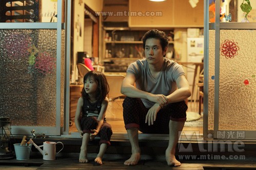 《白兔糖》（原名：うさぎドロップ）是根据日本漫画家宇仁田由美的同名漫画作品改编而成的电影。由萨布执导，松山健一和芦田爱菜主演。讲述了一个而立之年的单身汉抚养年仅6岁小阿姨的故事，情节平淡而温暖。