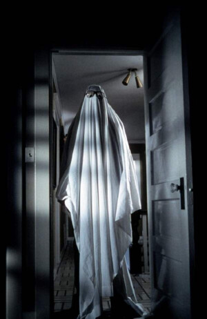 劇照 中文名：月光光心慌慌 外文名：Halloween 其它译名：万圣节/抓鬼节 制片地区：美国 导演：约翰·卡朋特 编剧：约翰·卡朋特，黛布拉·希尔 制片人：穆斯塔法·阿凯德等 类型：惊悚，恐怖，犯罪 主演：唐纳德·普利森斯，杰米·李·柯蒂斯，Nancy Kyes 片长：91min 上映时间：1978年10月25日 票房：10，000，000$