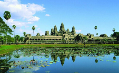 世界闻名的吴哥窟就在柬埔寨，她的神奇、沧桑和美丽无需赘言。而且这个国家正处于发展当中，物价很低，是性价比很高的旅游目的地。