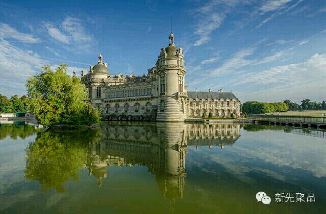 ！ Château de Chantilly处在一片平静的水池和André le Nôtre精心设计的花园之中，并且拥有法国最顶级的艺术收藏。古堡在1560年的时候是皇室贵族的家。古堡内部有装修精美的房间，馆藏上千无价书卷的图书馆。古堡的旁边还有一个建于1774年的村庄，灵感来自于玛莉安托涅特女王在凡尔赛宫的村庄。指南：赛马中心Chantilly也有新建于1719-1740年的马厩，为了让当地的老人和年轻人都融入这个娱乐活动。走到路的尽头是赛马博物馆（活的赛马），赛马场里有法国最著名的赛马道。