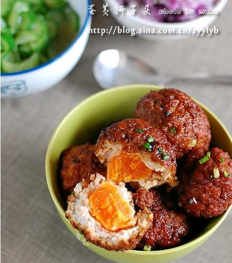 蛋黄狮子头 肉末和豆腐加料酒，盐，黑胡椒和少许糖，葱末和姜末拌匀。（豆腐最好碾碎后再和肉末混合。） 取拌好的肉末按成饼状，包上咸蛋黄，然后收口滚圆。 油锅烧至八成热，下入做好的狮子头炸至金黄。 炸好的狮子头沥一下油。 重新入锅，加生抽，老抽，水或高汤，盐和少许糖和醋，小火炖半小左右，最后再大火收汁即可。（水量要多些，让狮子头充分吸收汤汁） 时 左右，最后再大火收汁即可。