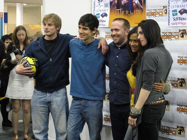 《梅林传奇 Merlin 》这剧一开始不错，Merlin 和Arthur这两只很萌很有爱，绝对的忠犬和女王啊，只是，只是，后来，Arthur看上滚娘这个极品的女子以后，我再也看不下去了，摔！