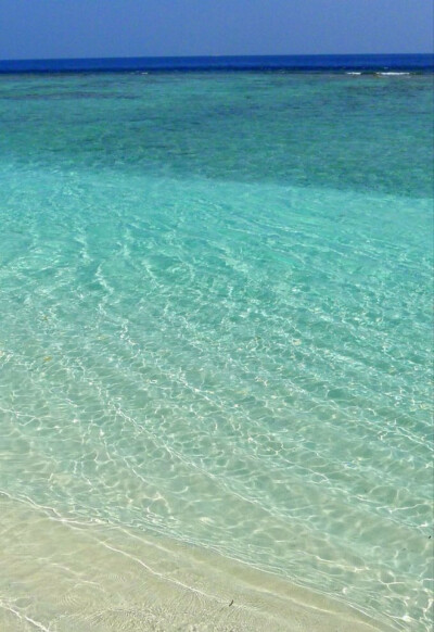 马尔代夫渐变的海水沙滩