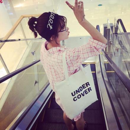 总有段时间你的心情会特别差，发现自己走在弯路上，总有人捅刀子，觉得未来遥遥无期。好在这时身边都有朋友在，他们没法在你的世界下雨时给你撑伞，却会陪在你身边。有了这帮混蛋，哪怕世界再糟糕，也能鼓起勇气去面对。多年以后，愿你我都能过得更像自己