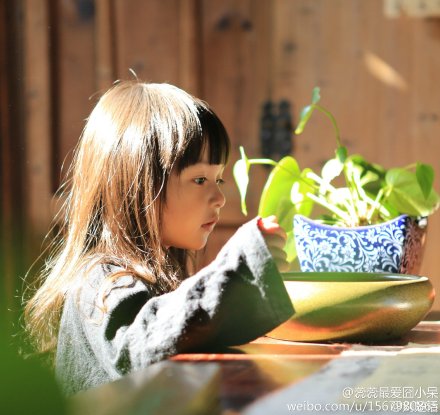 这辈子一定要有个女儿，从小留着乌黑的长发，还有齐刘海儿，给她穿小靴子，春天带她到处玩，给她编花环戴着，夏天给她买冰棍吃，秋天带她走在满是落叶的石板路上，冬天带她打雪仗，逗她气呼呼的说：我不跟你玩了，你是个坏人。上学了给她梳麻花辫子，听她咿呀呀的念课文。最后她嫁人，你哭成了泪人儿。