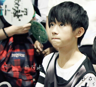 #易烊千玺# #tfboys易烊千玺# 140801 上海赴北京 cr:颓阿姨