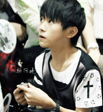 #易烊千玺# #tfboys易烊千玺# 140801 上海赴北京 cr:颓阿姨