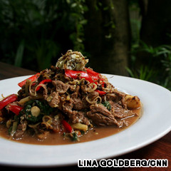 圣罗勒红树蚂蚁牛肉(Red tree ants with beef and holy basil)它是由大小各异的蚂蚁与姜、柠檬香草、青葱、大蒜还有切成薄片的牛肉一起翻炒而成菜里还有许多红辣椒，但并没有压住蚂蚁给予牛肉的酸味。这道菜搭配米饭食用，如果您足够幸运，还可能在碗里发现一些蚂蚁幼虫。（分享来自东盟网www.asean168.com）