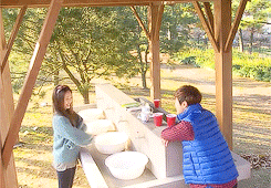 《继承者们》里古灵精怪的宝娜和温柔体贴的灿荣，你们还记得宝娜的经典台词吗？“灿荣啊~~~”。