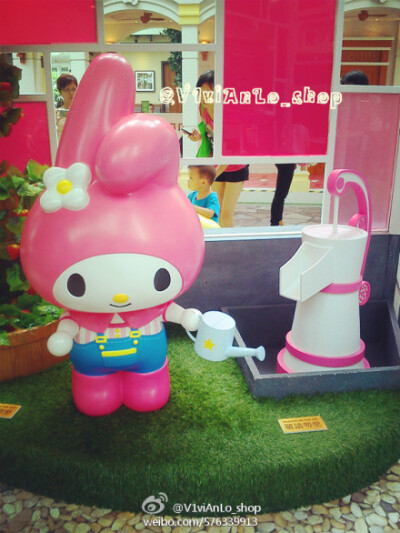 #带着微博去香港# 「TAKE 2 」@香港朗豪坊 SANRIO STAR CHEF INSTITUTE#Sanrio星级甜品学院# 「Kuromi Lab」巨型草莓實驗室,How to grow GRANT STRAWBERRY?!6個Carbon dioxide分子&amp;amp;6個Hydrone,在6個小時光照…