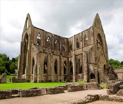 威克斯福德1317年建市，是爱尔兰东南部的城市威克斯福德郡首府，濒临大西洋的圣乔治海峡。这里多古堡及古修道院等建筑物，是著名的旅游中心。