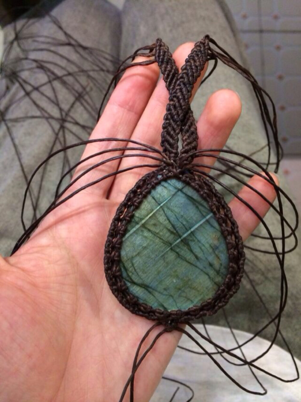 “苏苏手作”定制的拉长石macrame绳编项链过程，正面编织中效果