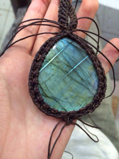 “苏苏手作”定制的拉长石macrame绳编项链过程，正面编织中效果