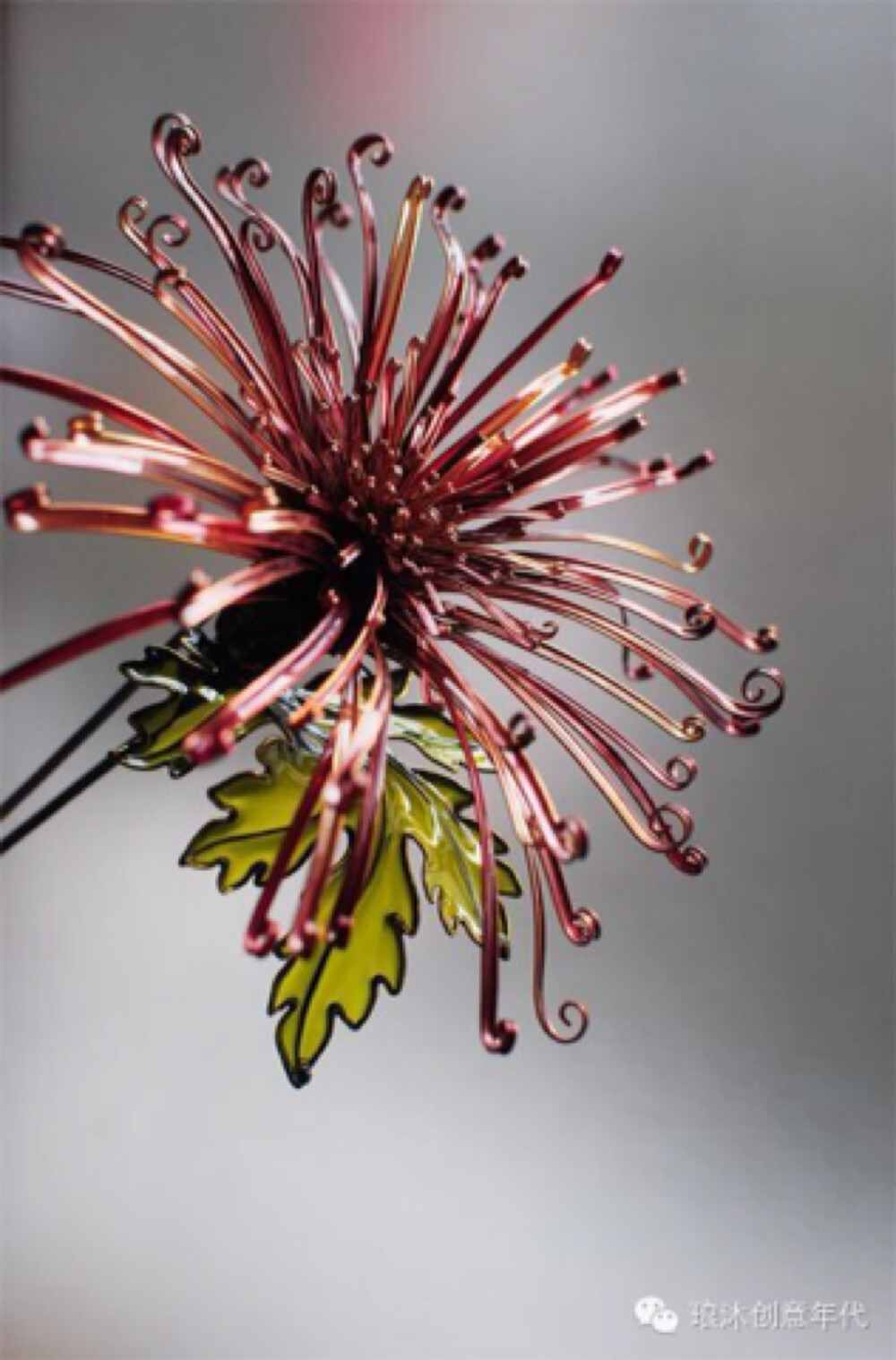 『发簪，美到让人无法呼吸』 日本艺术家Sakae却用他的神乎其技借来了自然造物的韵味。无论是桔梗、牡丹、樱花或者翩然起舞的蝴蝶，都是细节丰富、栩栩如生，薄琉璃般的材质发出着淡淡珠光，让这些花簪更显娇美。现在就一起来细细欣赏下吧！4）