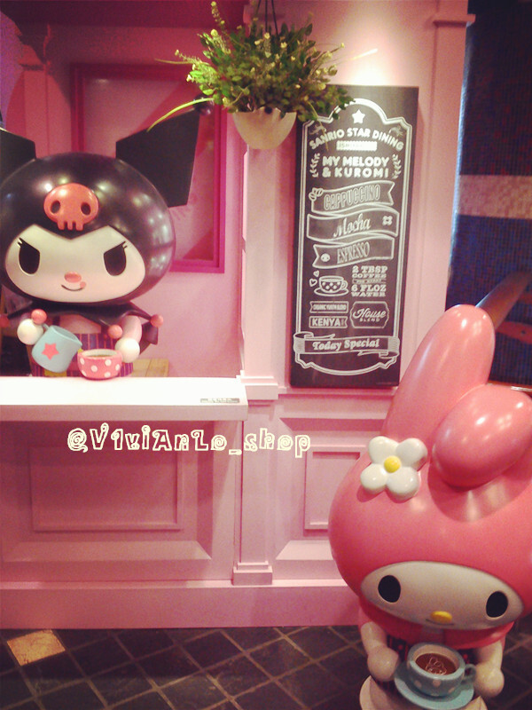 #带着微博去香港# 「TAKE 4」重溫「SANRIO STAR DINING#Sanrio星級美食坊# @香港朗豪坊」の「#My Melody# &amp;amp; #KUROMI# POP-UP CAFE」是日精選①CAPPUCCINO卡布奇諾&amp;amp;②Mocha摩卡&amp;amp;③ESPRESSO濃縮咖啡當然少不了House BLEND招牌2 TBSP COFFEE+6 FLOZ WATER介個秘方我會告訴你們嗎?