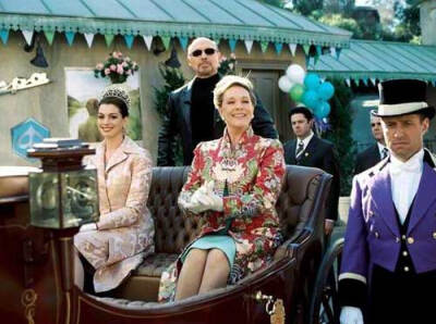 影片《公主日记2：皇室婚约》为2001年的爱情轻喜剧片《公主日记》的续集，盖瑞·马歇尔执导，安妮·海瑟薇、赫克托·埃里仲杜和克里斯·派恩等联袂出演，影片于2004年08月11日在美国上映。电影讲述刚刚从大学毕业的米娅…
