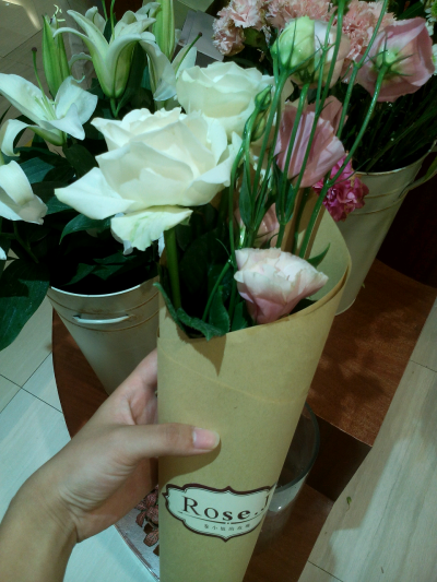 【2014.8.16】在ROSE.J买的一束，两朵白玫瑰加一束红桔梗。