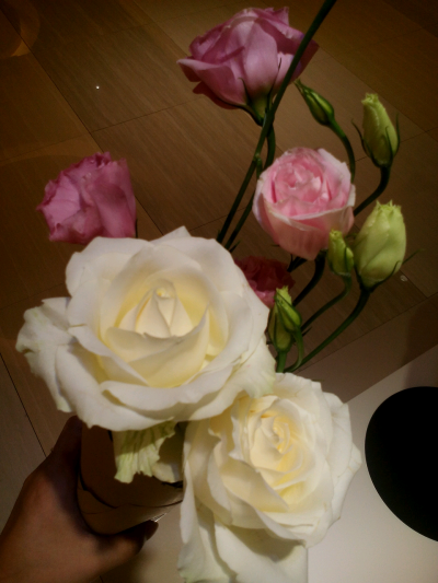 【2014.8.16】在ROSE.J买的一束，两朵白玫瑰加一束红桔梗。