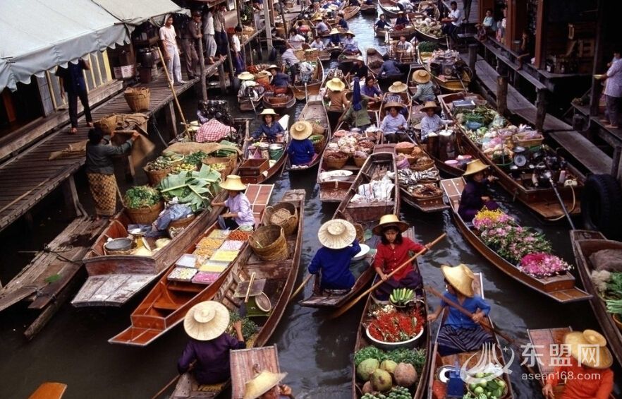 芭堤雅水上市场：芭堤雅水上市场(Pattaya Floating Market)位于芭堤雅郊区，泰语叫“四部水上市场”，因其融汇了泰国东部、西部、东北部、南部的水上市场特色而得名。占地36800平方，是2010年热映的由徐静蕾出演的电影《杜拉拉升职记》的外景拍摄地，这部电影使之名声盛传，因而火热起来，也有人称之为“杜拉拉水上市场”。来自：东盟网（www.asean168.com）