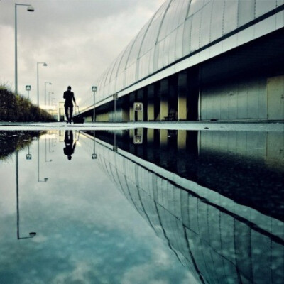 雨后的城市，倒影中的孤独世界。丨丹麦哥本哈根摄影师： Morten Nordstrøm