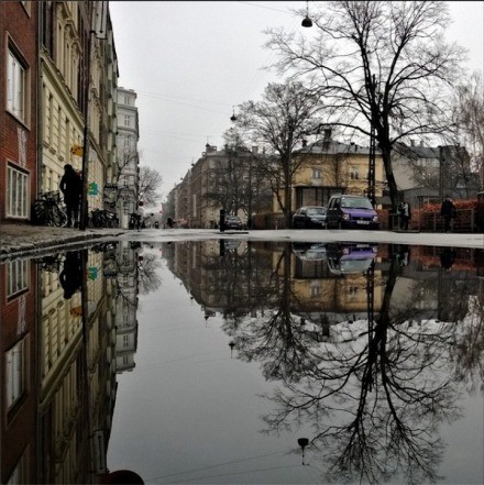 雨后的城市，倒影中的孤独世界。丨丹麦哥本哈根摄影师： Morten Nordstrøm