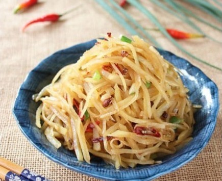  【酸辣土豆丝】1.土豆去皮切细丝后放入清水中清洗几遍，洗去多余的淀粉后捞出沥干；2.热锅放油，下入花椒、蒜末、干辣椒、葱花，爆出香味；3.下入土豆丝，翻炒约两分钟；4.放入少许高汤，炒匀；5.放入陈醋、盐、鸡精、白糖，炒匀。