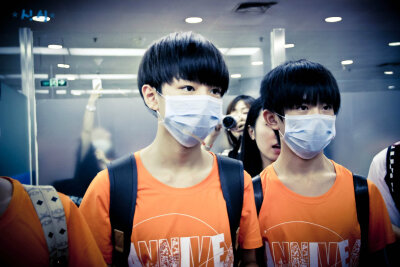 TFBOYS王俊凯 2014.8.8 北京首都机场-广州白云机场。cr:LOGO