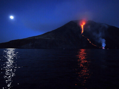 意大利利帕里群岛，斯特龙博利火山喷发出的岩浆流入海中，场面蔚为壮观。斯特龙博利火山是欧洲最活跃的火山之一。摄影师：Giovanni Isolino