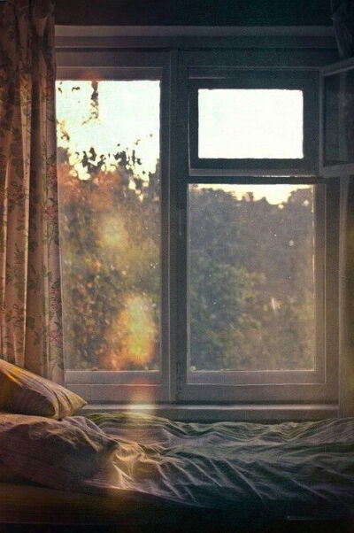 ❤我总是喜欢，当晨曦的第一抹阳光爬上我的窗台时。我睁开眼睛，开始幻想很多很多的美好，比如未来。❤