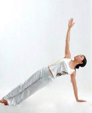 平衡瑜伽练习动作：侧平板式