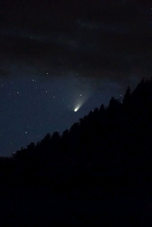 我喜欢难过时看着天空 看着看着就不难过了 我喜欢寂寞时看着海 看着看着就不寂寞了 有人说天空是难过的 天空哭了 变成了海 又说海水是寂寞的 因为不能与飞鸟相爱 可是天空未必是灰色 哪会总是难过 海水也不全是蓝的 怎么会容易寂寞