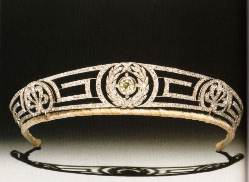 这顶王冠是伊丽莎白女王从她的婆婆，希腊的安德里亚王妃那儿得到的结婚礼物，但她从未佩戴过这顶王冠，在1972年，安妮公主结婚时，女王把它送给了公主。王室传承：希腊-英国