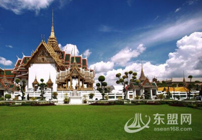 泰国曼谷大皇宫:大皇宫（TheGrandPalace）紧邻湄南河，是曼谷中心内一处大规模古建筑群（计28座），总面积二十一万八千四百平方米。大皇宫是仿照故都大城的旧皇宫建造的，经历代君王不断扩建，终于建成现在这座规模…