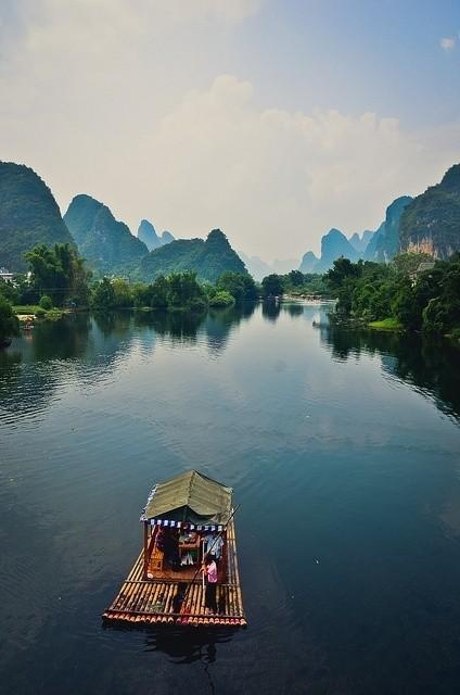 丽江古城，世界文化遗产，国家AAAAA级旅游景区，全国文明风景旅游区示范点，又名“大研古镇”，位于中国云南省丽江市，坐落于玉龙雪山下，处于丽江坝中部，北依象山、金虹山、西枕狮子山，东南面临数十里的良田阔野。