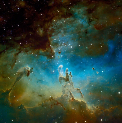  著名的老鹰星云在多个波段散发出缤纷的色彩。黝黑的创生之尘埃云柱恰巧也是密集恒星诞生塔的所在，大质量年轻的恒星所发出的高能量星光有效地蒸发了诞生之柱中的部分尘埃与云气。By:Emanuele Colognato