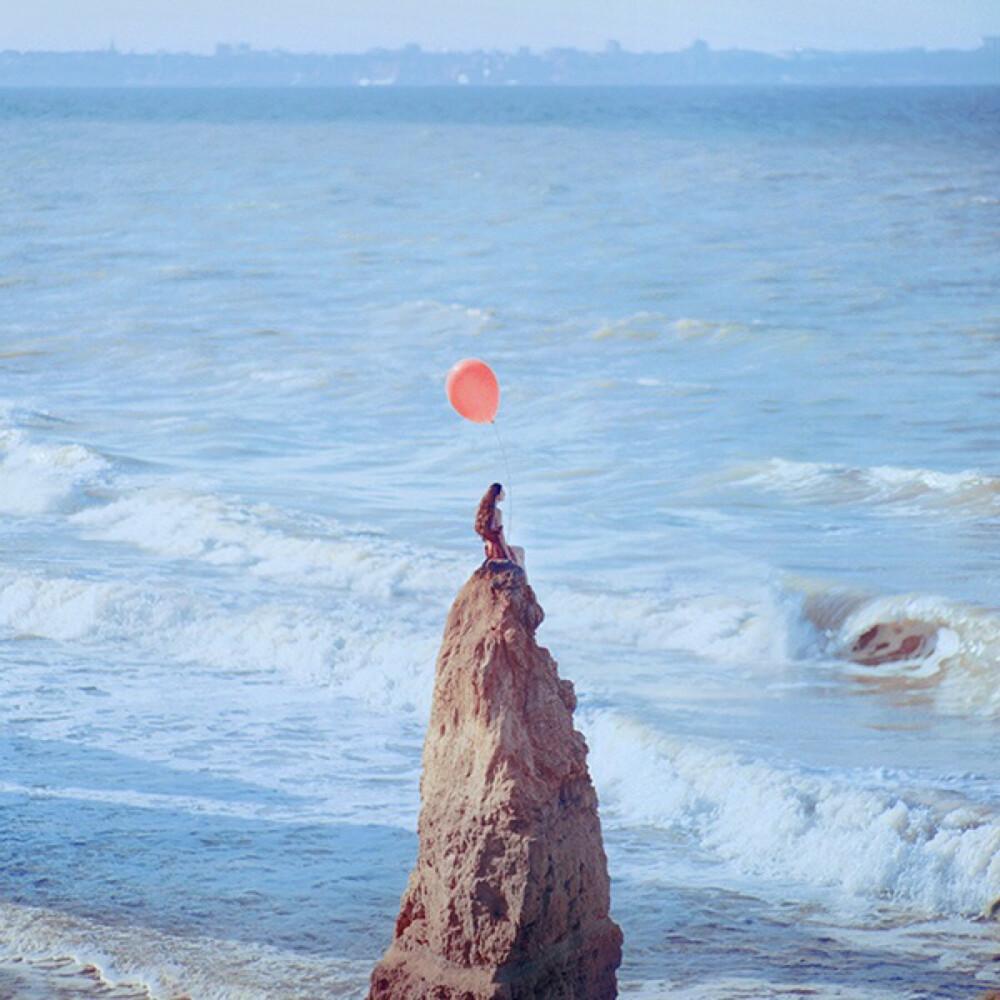 美丽世界的孤独灵魂。作者：乌克兰摄影师Oleg Oprisco。像个精灵的女孩