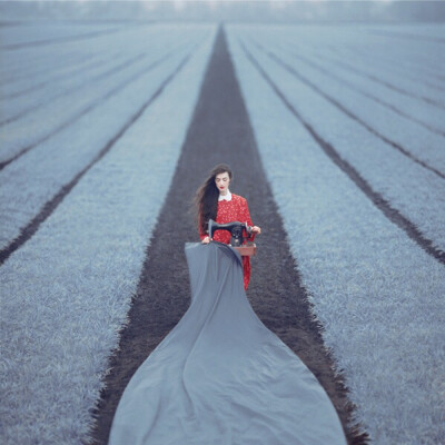 美麗世界的孤獨靈魂。作者：烏克蘭攝影師Oleg Oprisco。像個精靈的女孩