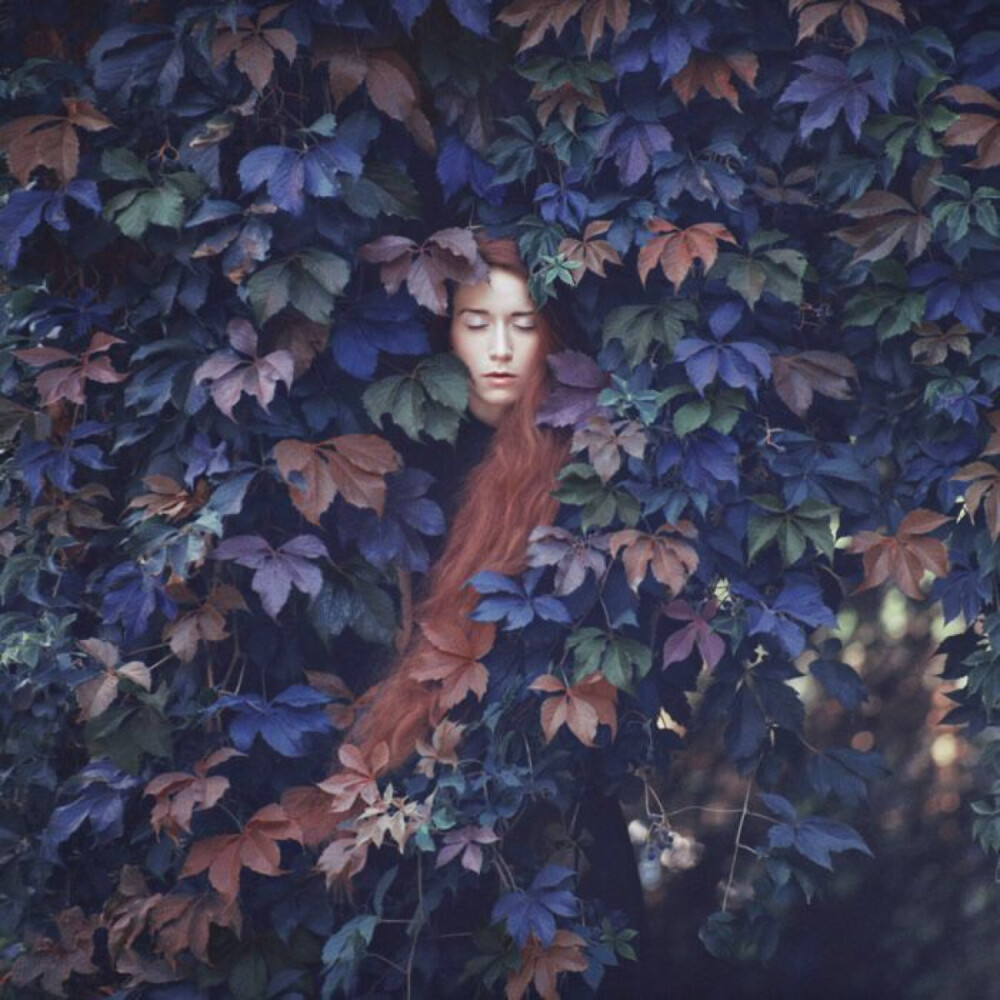 美丽世界的孤独灵魂。作者：乌克兰摄影师Oleg Oprisco。像个精灵的女孩