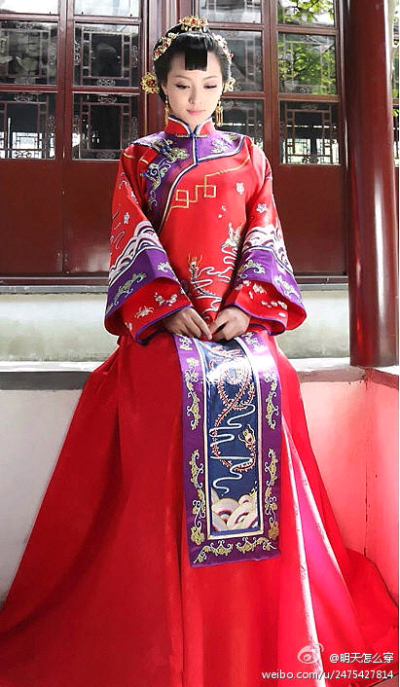  中国式婚服。