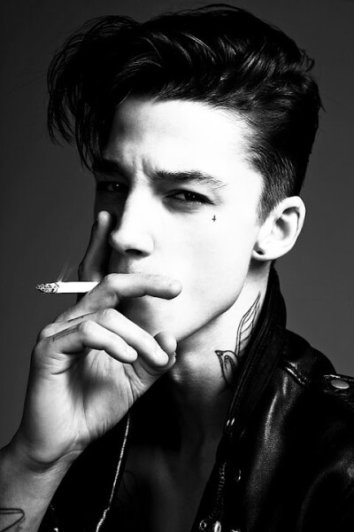 91年英国超模Ash Stymest，浑身纹身 叛逆洒脱的形象充满着90后的个性魅力。曾担任 2NE1《Gotta Be You》MV男主角，如今还是位超级奶爸，但已离婚，女儿Summer归前妻抚养。