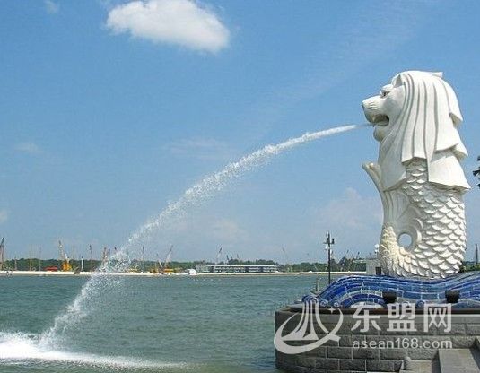 新加坡鱼尾狮公园（Merlion Park），坐落于浮尔顿一号隔邻的填海地带，是新加坡面积最小的公园。新的鱼尾狮公园面积达0.25公顷，比旧公园0.0071公顷扩大30多倍。该公园建有一条露天看台，游客可走上鱼尾狮前面拍照，看台上可举办各种艺术表演和娱乐活动，公园内也备有购物商店和饮食店让游人歇歇脚。来自：东盟网（www.asean168.com）