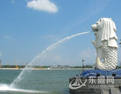 新加坡鱼尾狮公园（Merlion Park），坐落于浮尔顿一号隔邻的填海地带，是新加坡面积最小的公园。新的鱼尾狮公园面积达0.25公顷，比旧公园0.0071公顷扩大30多倍。该公园建有一条露天看台，游客可走上鱼尾狮前面拍照，…