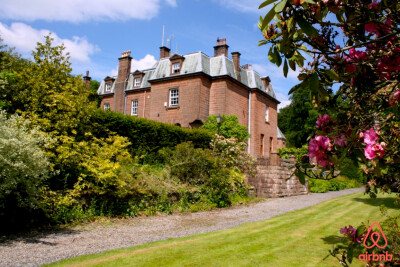 位于英国坎布里亚郡湖区附近的Lazonby Hall，可爱的卧室和舒适的弹簧床让你一夜好眠。Lazonby Hall, Lazonby, CA10 1AZ, 英国。（图片来自@Airbnb）