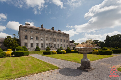 Headfort School，爱尔兰著名私立预备学校。每到学生放假期间，这里就可被出租做各类活动或住宿。重新体一把校园生活，也别有一番风味。Kells, Meath, 爱尔兰。（图片来自@Airbnb）