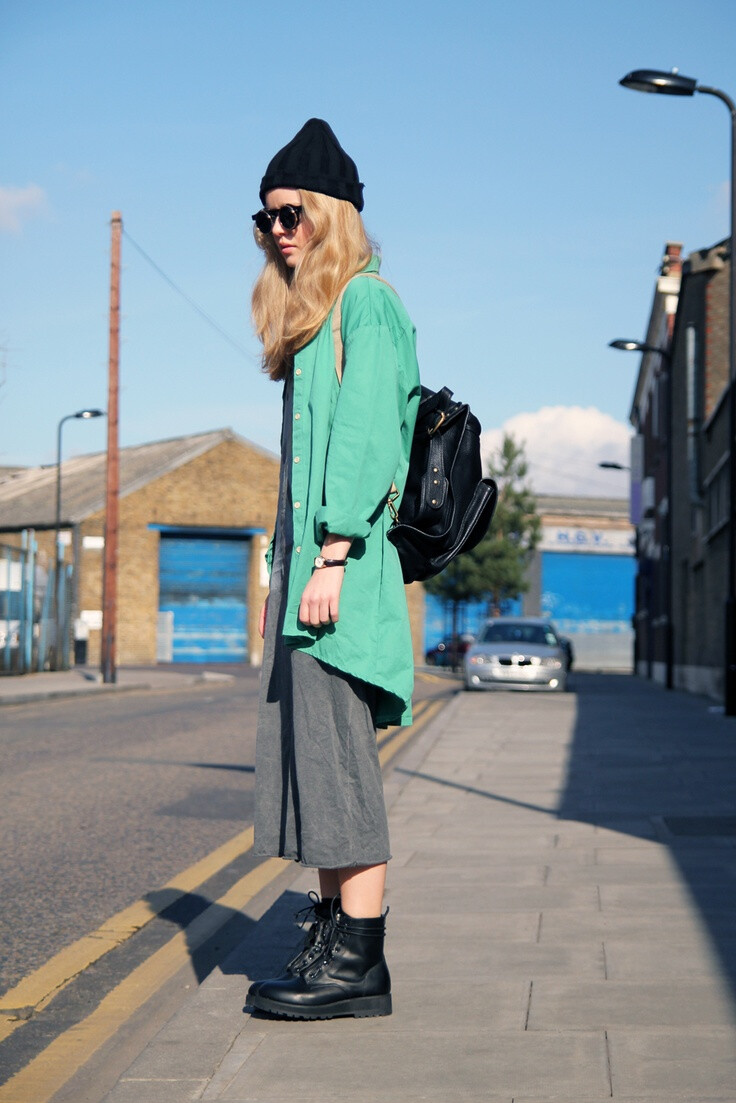 配上帽子和眼镜，随便穿都时尚